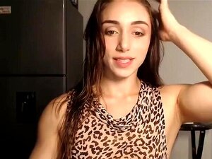 ¡Mira a una chica musculosa flexionando en la