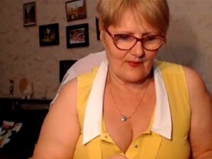 Grasa Granny destellos su culo en Cam