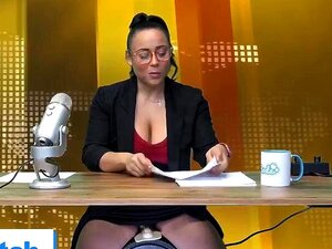 Reportero de noticias monta al
