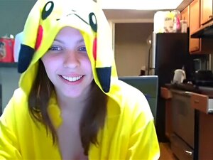 Chica linda en disfraz de Pikachu se masturba con