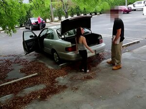 Chica pequeña y rubia quiere vender su armamento