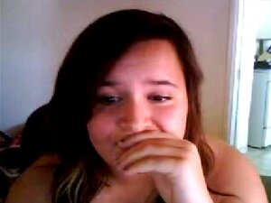 Gordita muestra sus en cámara