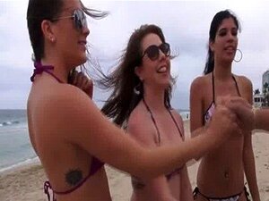 Ninfetas tentam compartilhar um pau