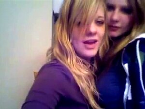 2 chicas se besan apasionadamente