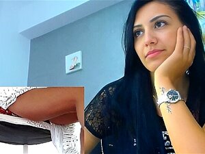 Bajo la falda en la webcam, una linda