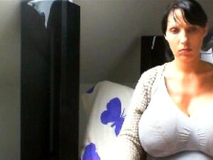 Morena caliente ocultando sus enormes tetas
