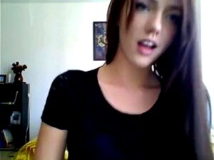 Mira a esta traviesa morena jugar