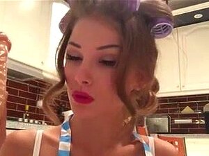 Chica caliente en la cocina masturbándose y