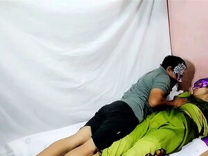 Una ardiente MILF india cumple la fantasía de