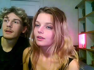 Observa cómo esta traviesa rubia enciende su show