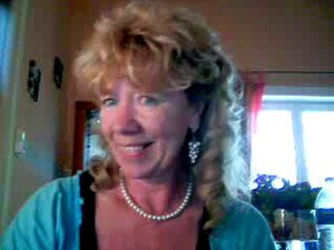 Una abuela muestra sus