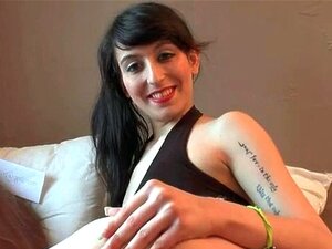 Novinha francesa de peitos pequenos tem o rabo arrombado