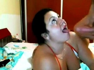 Latina gordita se traga la carga en la boca por