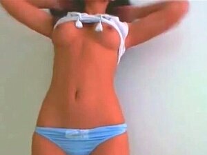 Linda chica se desnuda y se masturba