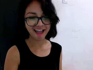 Camgirl morena y linda mostrando su coño y culo