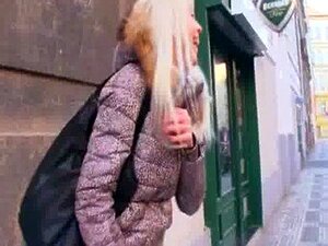 A loira tcheca linda Karol é fodida por um dinheiro
