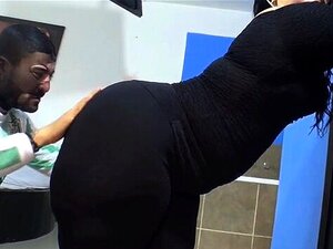 Chica latina gorda en cámara guiñando el culo