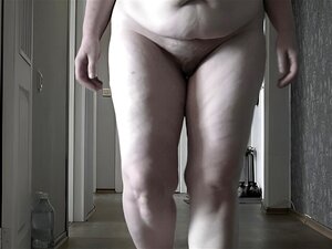 Totalmente nu maduro BBW MILF com Grandes Seios Flácidos anda ao redor do apartamento.