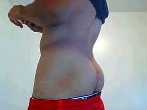 Observa a este chico malo mientras flexiona sus