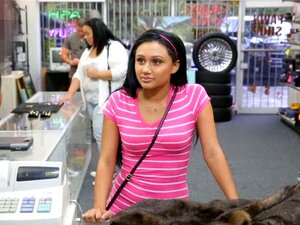 Linda chica latina peona el coño y se la follan