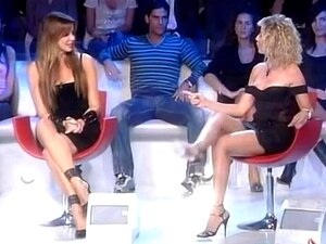 A super estrela gostosa Antonella Elia foi convidada para o programa de TV. Depois de usar um vestido curto e apertado, ela se sentou na cadeira e imediatamente ficou famosa com a saia levantada espionada por paparazzi