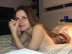 Minha namorada acabou de fazer 18 anos, agora eu a fodo como uma estrela pornô. Filmando um vídeo romântico de sexo caseiro com minha namorada mal legal. Ela acabou de completar 18 anos ontem