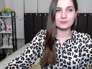 Nena ucraniana de tetas pequeñas se desnuda en la