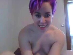 Chica de 19 años jugueteando