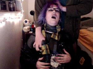 Chica trans de pelo púrpura chupa la polla de su