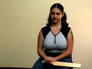 Chica traviesa en una increíble linda nalgada