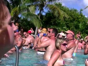 Desnudas Piscina - Porno @ TeatroPorno.com