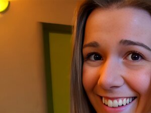 Follar en un restaurante ocupado hace que Dominika