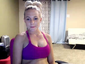 Sexy rubia rizada hace striptease y muestra sus