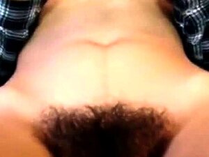 Madura amateur jugueteando con su coño peludo
