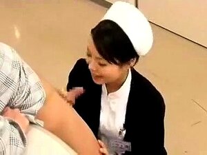 Perca-se em um trio asiático tentador, onde uma beleza sedutora em uniforme se entrega a dois grandes caralhos duros. Assista-a cavalgar e gemer de êxtase, proporcionando prazer máximo.