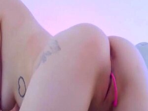 Esta morena tiene su pelo negro corto y desgastado