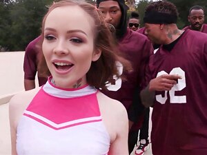 Whore & cutie Cheerleader Aliya Brynn assume uma gangue de Grandes Paus Pretos. PornoPyro.com - nada é como uma rivalidade. Sobretudo entre escolas. Quando a Dogfart Technical derruba uma equipa local de futebol universitário, não passa despercebida por u