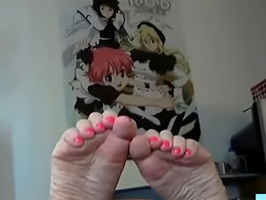 Chica emo lame sus propios pies