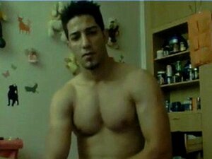 Chico hetero se masturba una enorme polla en la