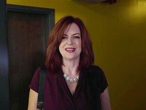 GILF Andi se mira con sus ojos verdes y se baja