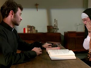 El sacerdote James Deen vino a castigar a dos