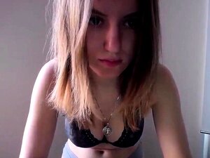 Linda chica con grandes tetas y caliente culo se