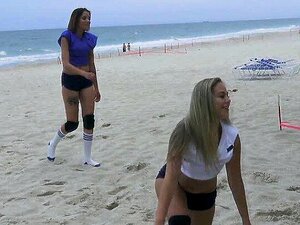 Garotas de vôlei chupando um pau sortudo