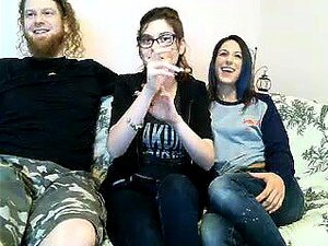 Dos chicas y un chico se divierten follando por