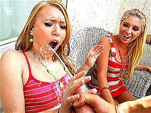 Bebiendo Semen En Un Copa - Porno @ TeatroPorno.com