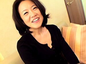 Abuela japonesa amateur disfrutando de juguetes y