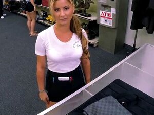 La camarera rubia bimbo entra a la tienda de