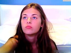 Una chica fresca y bonita se arrodilla y da una
