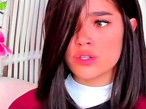 Linda chica amateur de webcam jugueteando con su