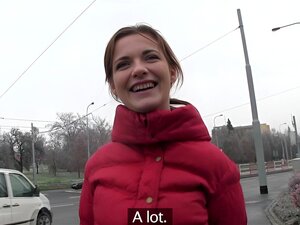 Nena tirada chupa la polla y se deja rociar
